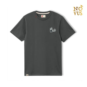 Dark grey cotton t-shirt with embroidered turtle patch (Cheloniidae IV). Made in Portugal from natural cotton, this limited edition shirt reflects Indagatio’s sustainable and thoughtful craftsmanship.