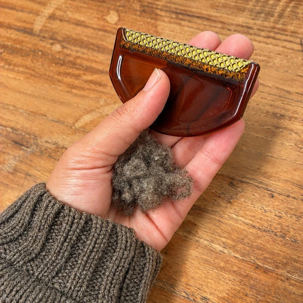 Wool comb for removing bobbles